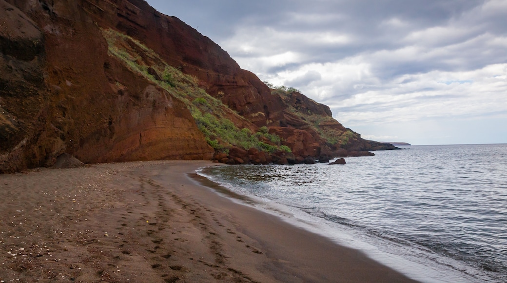 Oneuli Beach featuring rocky coastline and general coastal views