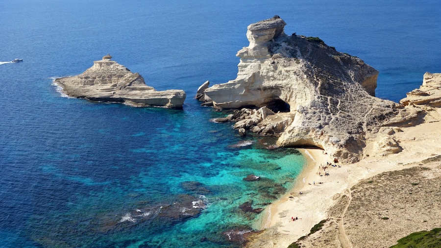 Plage Saint-Antoine à Bonifacio, Corse.
