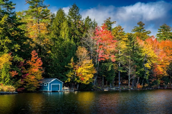 Indian Summer am Highland Lake bei Bridgton, Maine, USA
