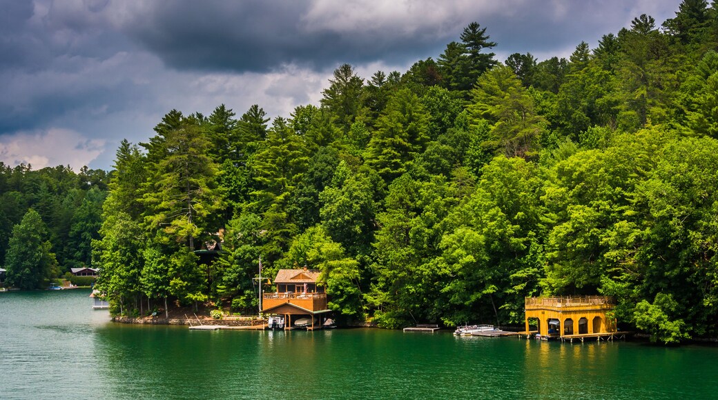 Houses along the shore of Lake Burton, in Georgia.; Shutterstock ID 213384805; Purchase Order: -