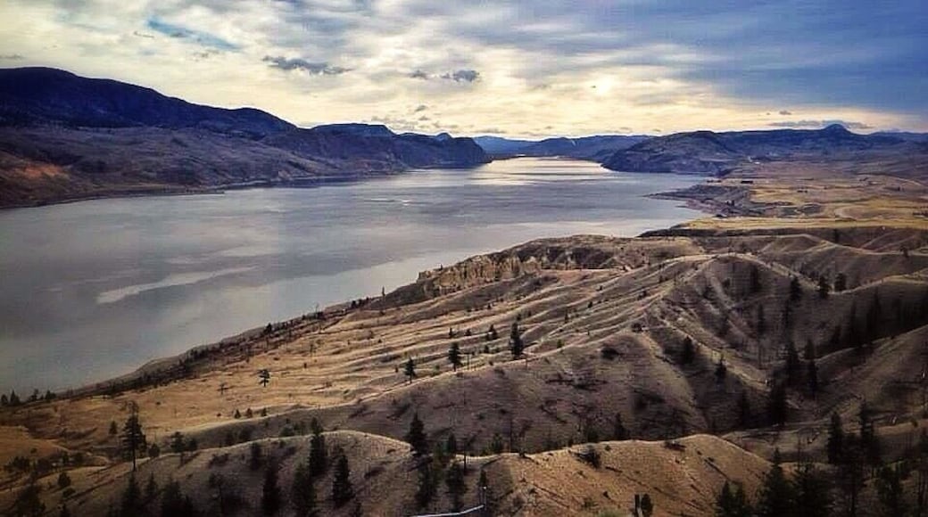Beautiful Kamloops lake surrounded by desert mountains. So beautiful.