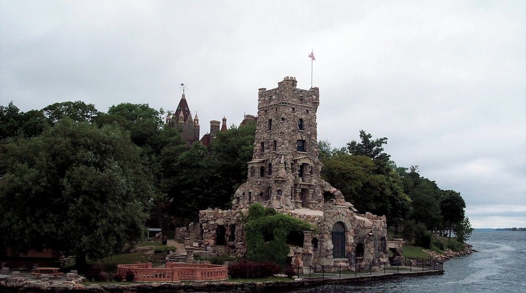 The tiny islands in the St Lawrence River are actually the tops of worn-down mountains. Do the cruise around all the quirky ways that people have added structures to them. And then you come across Boldt castle amongst all the islands! #water #boats #castles