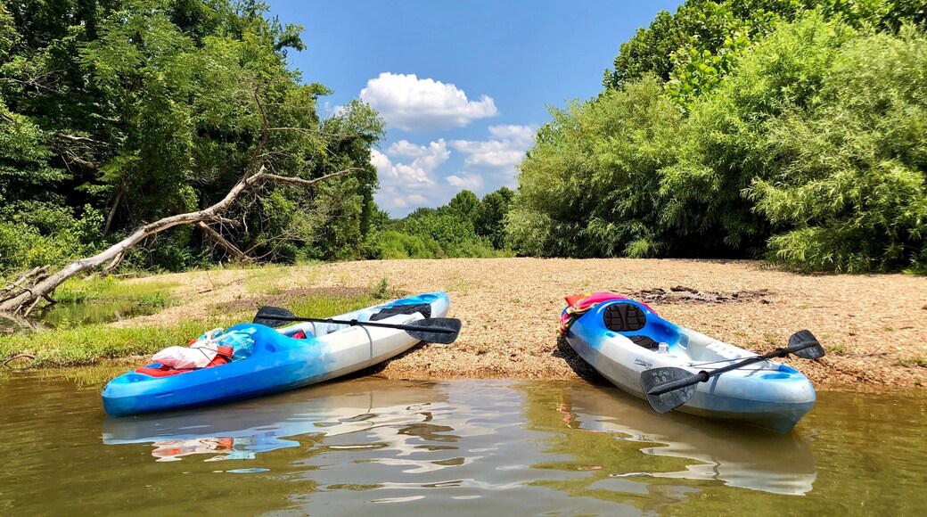 Nice little rest spot on the Niangua river south of Ha Ha Tonka.