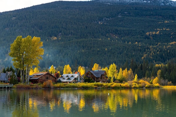 Green Lake showing a small town or village, tranquil scenes and a lake or waterhole