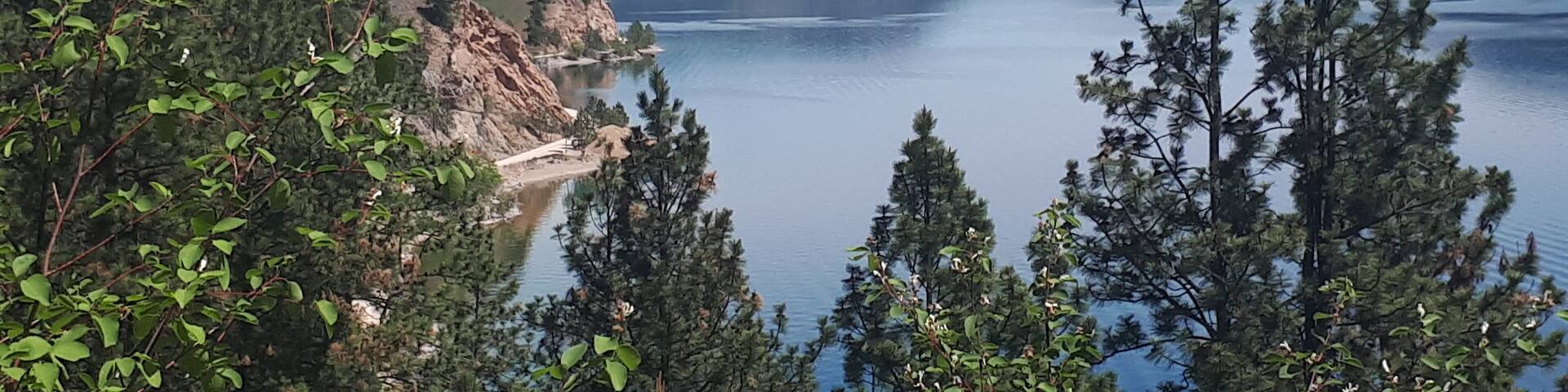 A lake surrounded by mountains and trees.