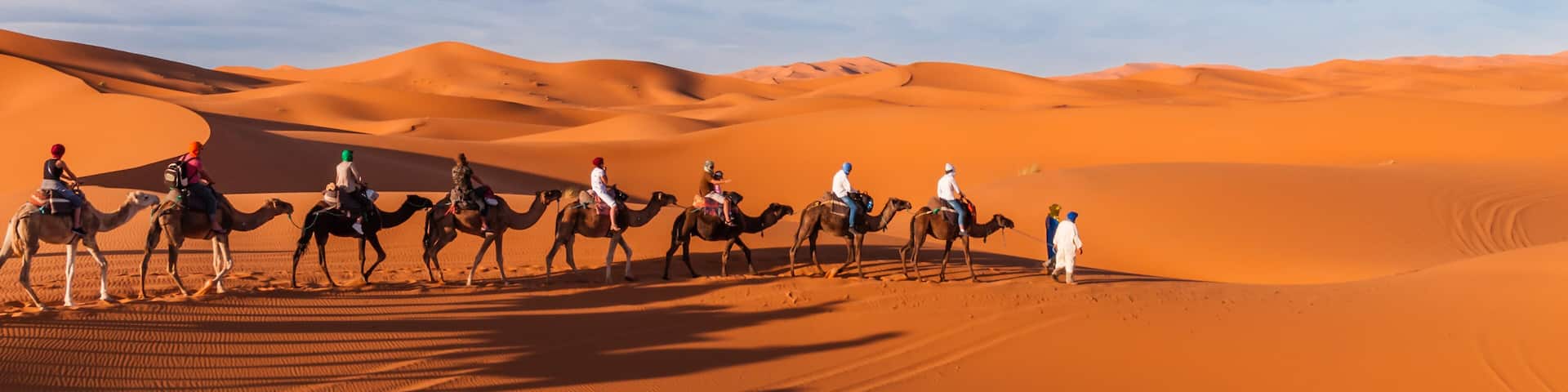 Karawane in den Dünen der Sahara bei Merzouga (Erg Chebbi); Marokko