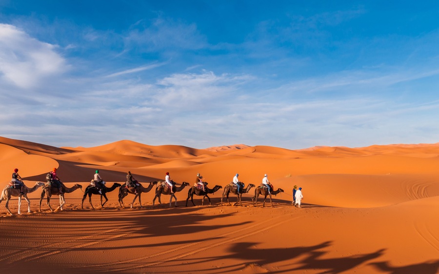 Karawane in den Dünen der Sahara bei Merzouga (Erg Chebbi); Marokko