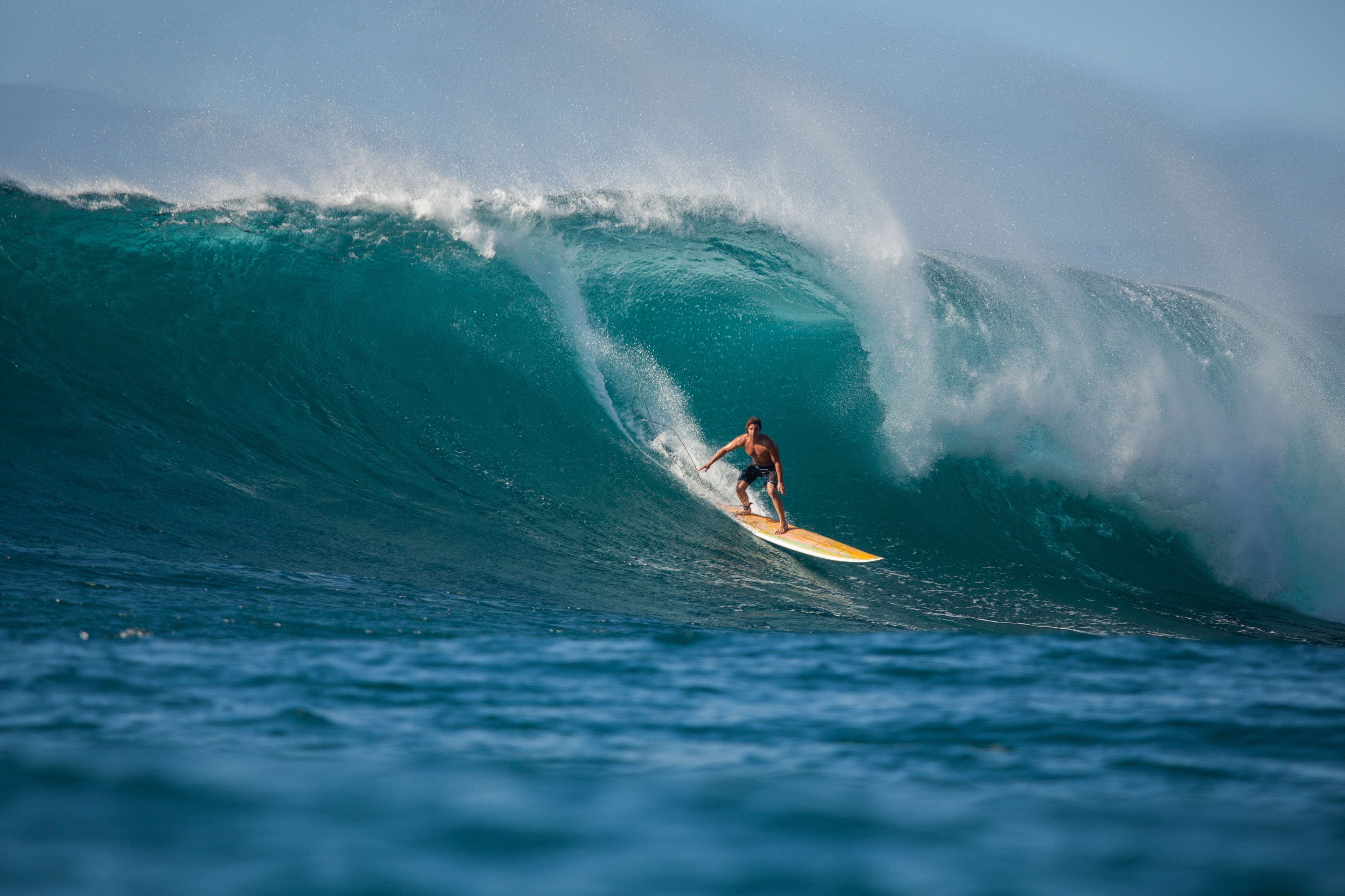 Un surfista cabalgando una ola grande en el océano.