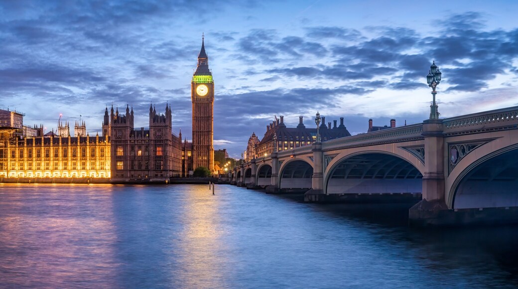 Panoramic view of the Palace of Westminster and Big Ben