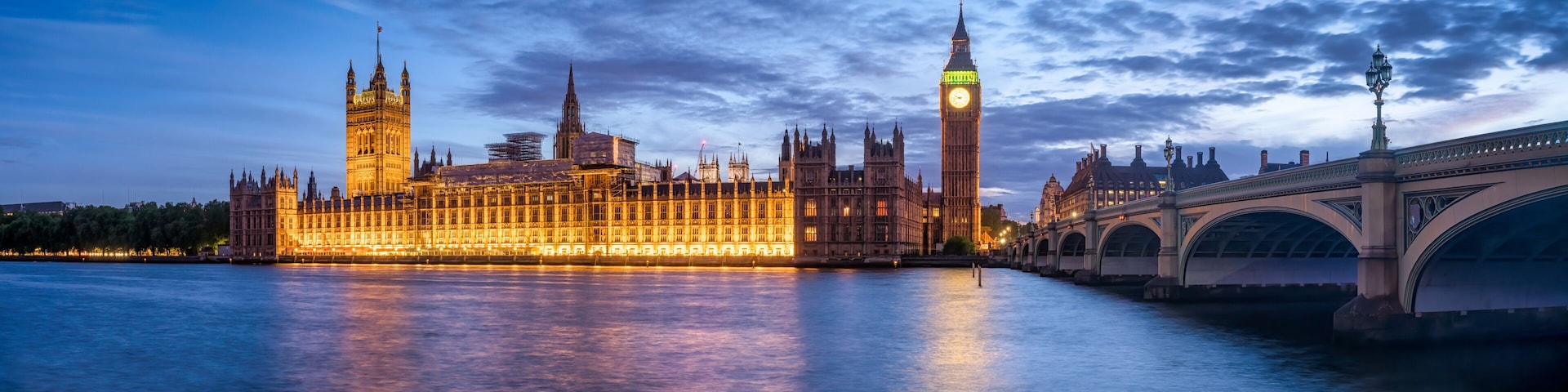 Panoramic view of the Palace of Westminster and Big Ben