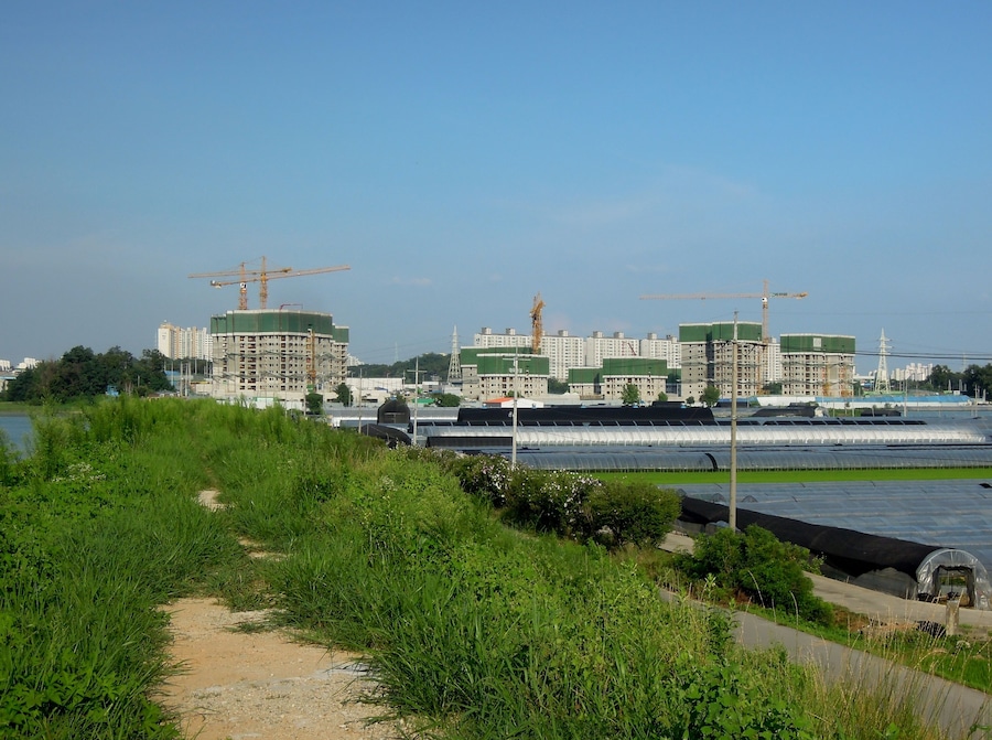 Lakeside Prugio under construction in Ipbuk-dong, seen from Wangsong Dam, Dangsu-dong, Suwon, South Korea