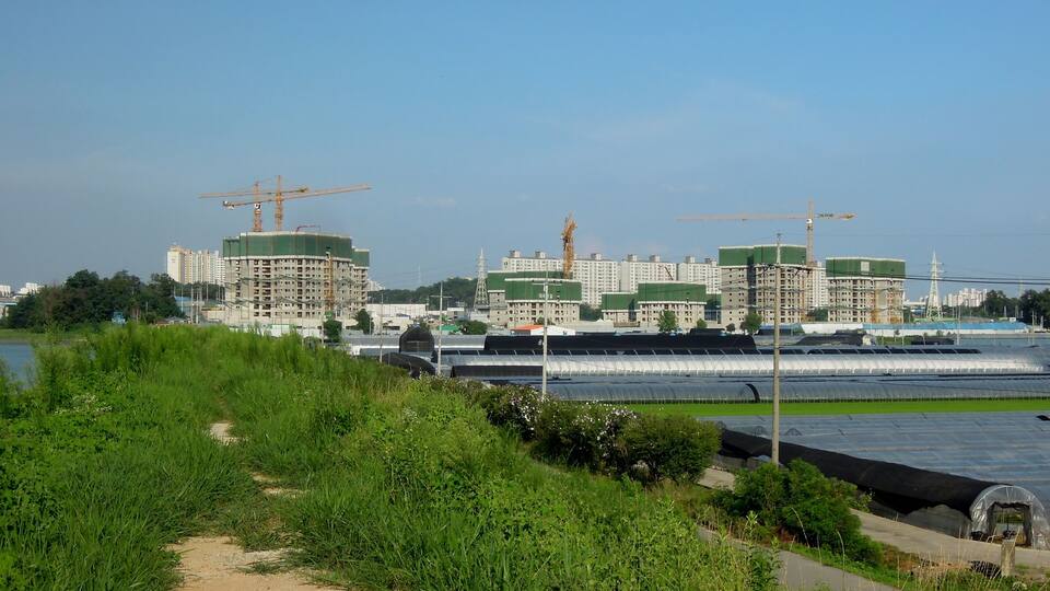 Lakeside Prugio under construction in Ipbuk-dong, seen from Wangsong Dam, Dangsu-dong, Suwon, South Korea