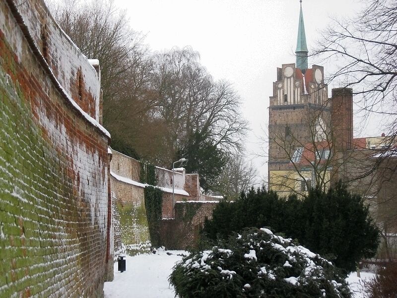 Stadtmauer und Kröpeliner Tor hinter dem Kloster zu Heiligen Kreuz in Rostock