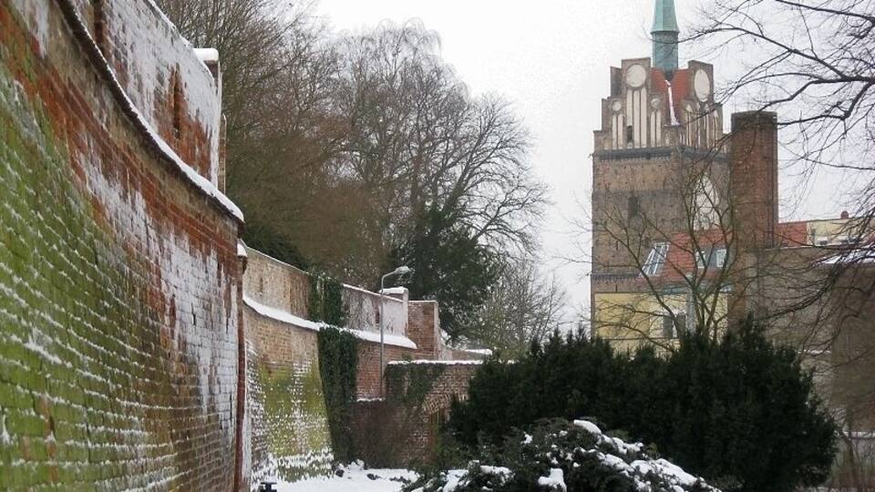 Stadtmauer und Kröpeliner Tor hinter dem Kloster zu Heiligen Kreuz in Rostock