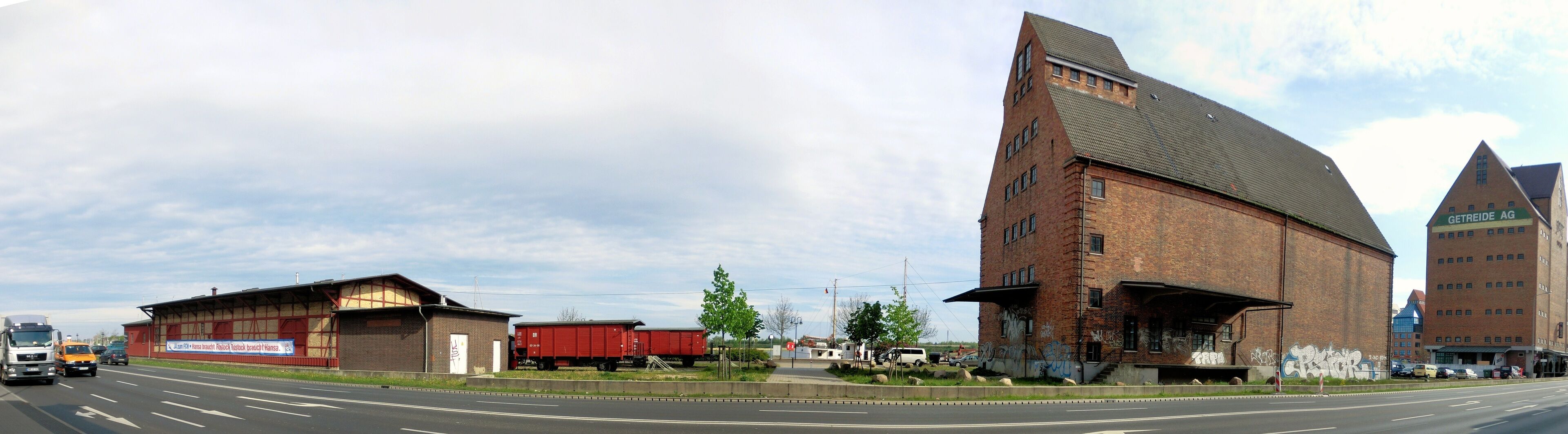 Rostock, Am Strande, Silos und Lokschuppen