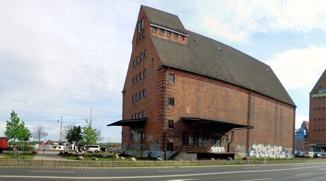 Rostock, Am Strande, Silos und Lokschuppen