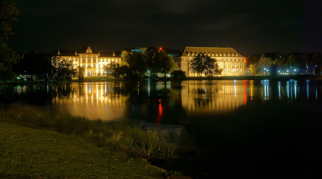 Blick über den nächtlichen Kleinen Kiel in Richtung Justizministerium und Fördesparkasse