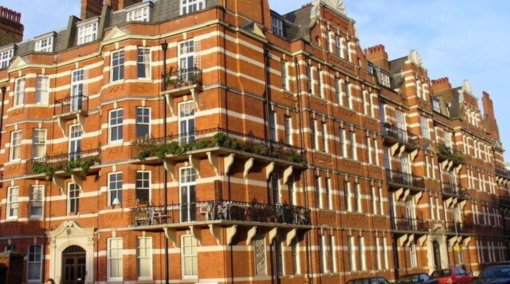 Glyn Mansions This grandiose Victorian block of flats dates from 1897 and lies just south of Olympia. Note the fancy gables, wrought iron balconies, ornate doorway and the limestone banding in the brickwork.