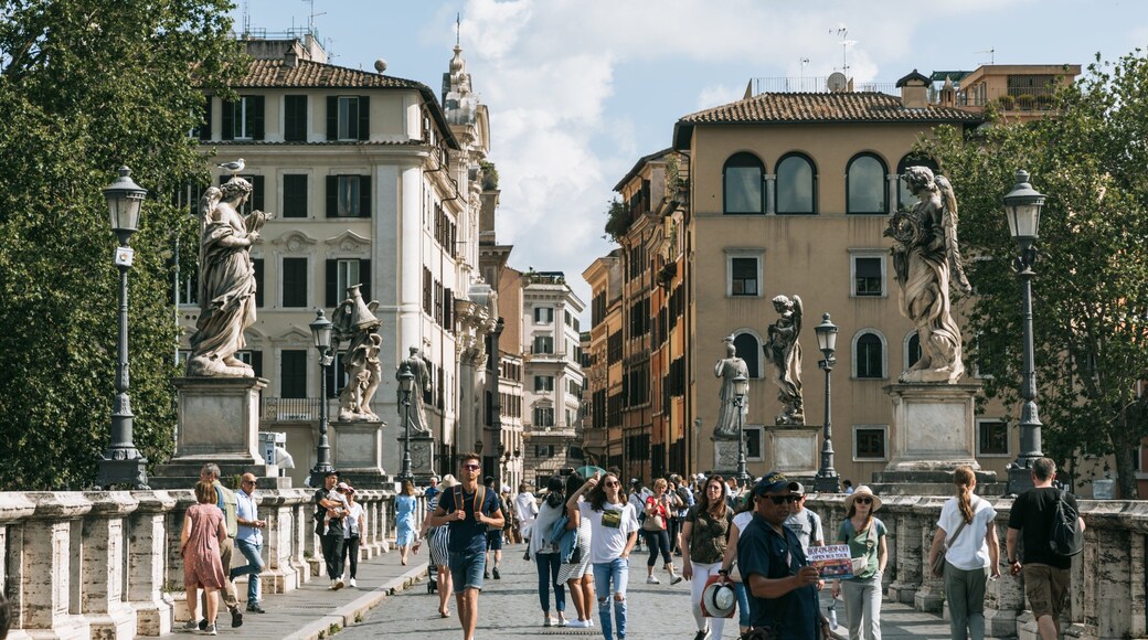 Borgo featuring street scenes, a city and heritage elements