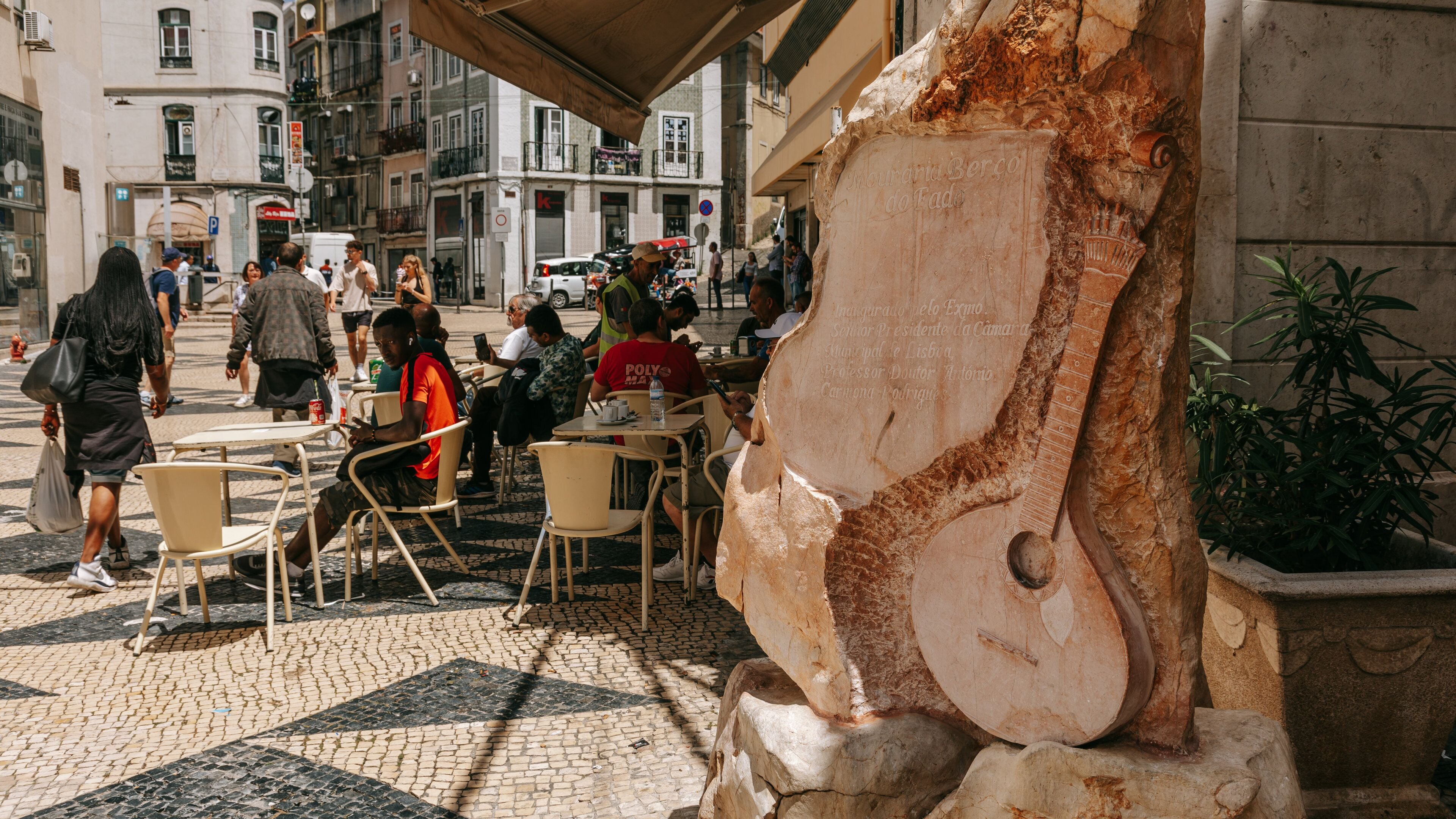 Mouraria which includes outdoor art, outdoor eating and signage