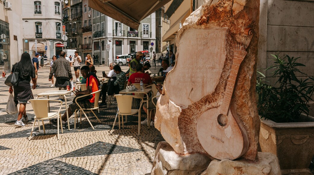 Mouraria which includes outdoor art, outdoor eating and signage