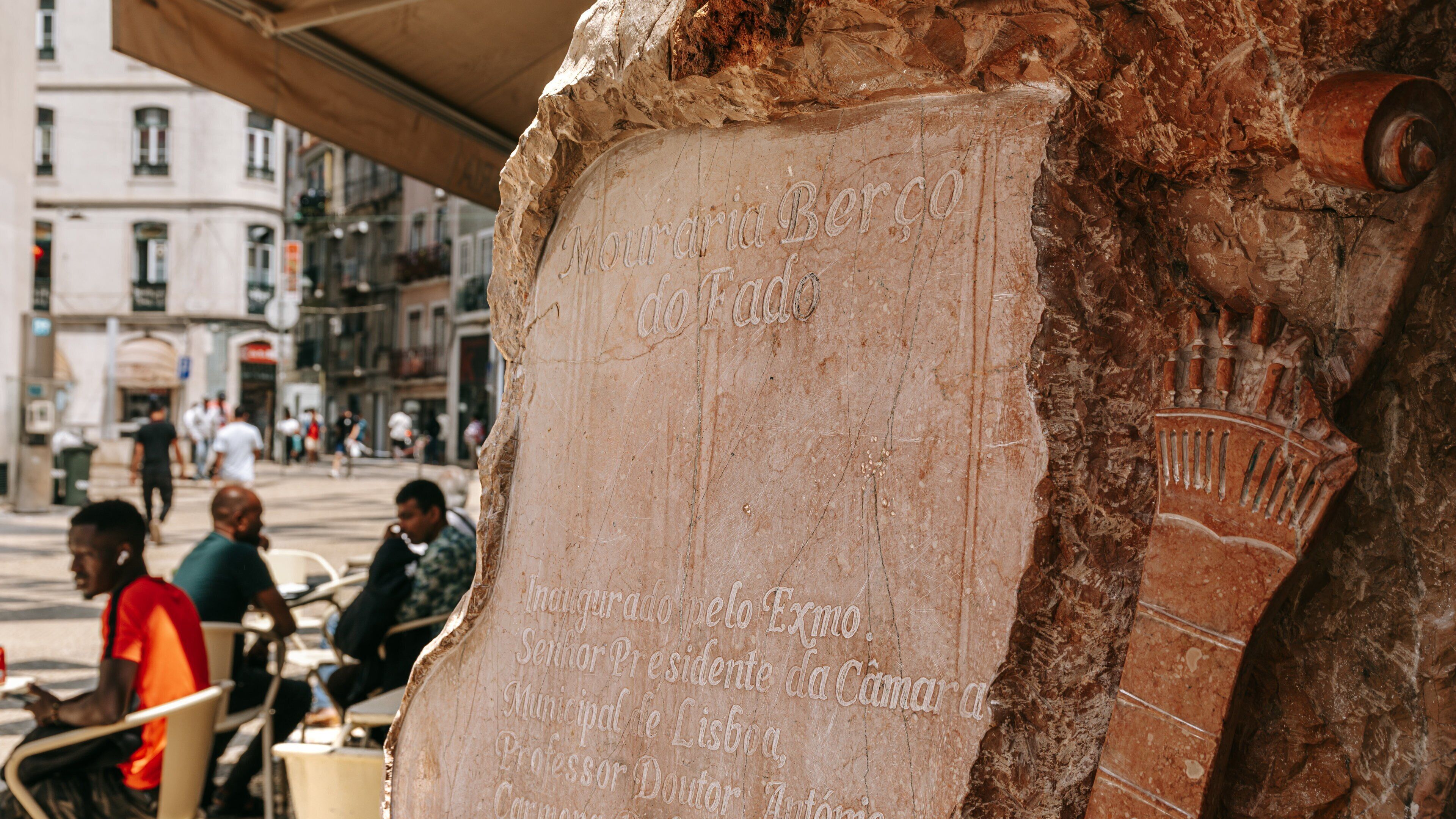 Mouraria featuring heritage elements and signage