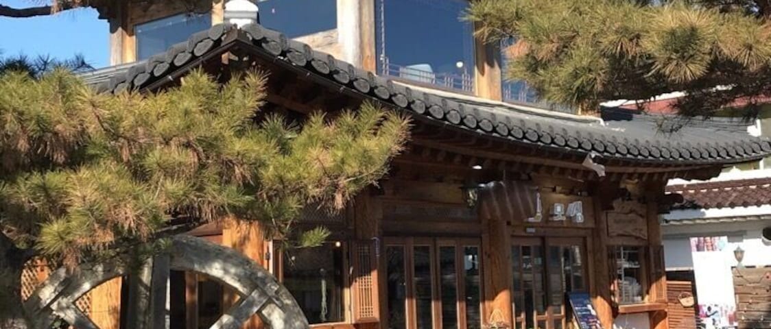 A must when visiting South Korea- Spending the night in a traditional Hanok in Jeonju’s Hanok Village