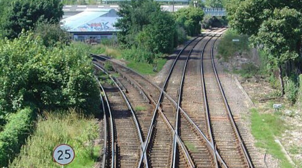 South Acton junction The left hand tracks are the North London Line route to Gunnersbury and Richmond. The right hand lines provide a freight link to the south western lines at Kew.