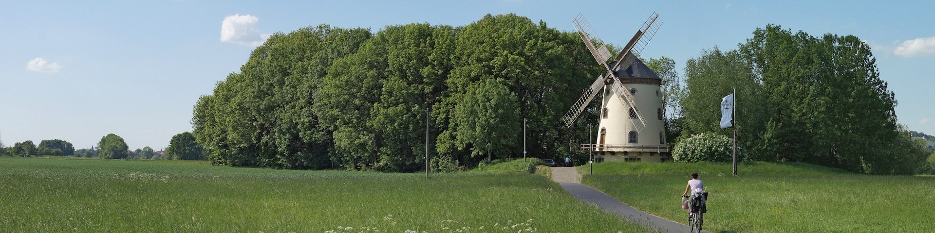 Gohliser Windmühle und Elberadweg