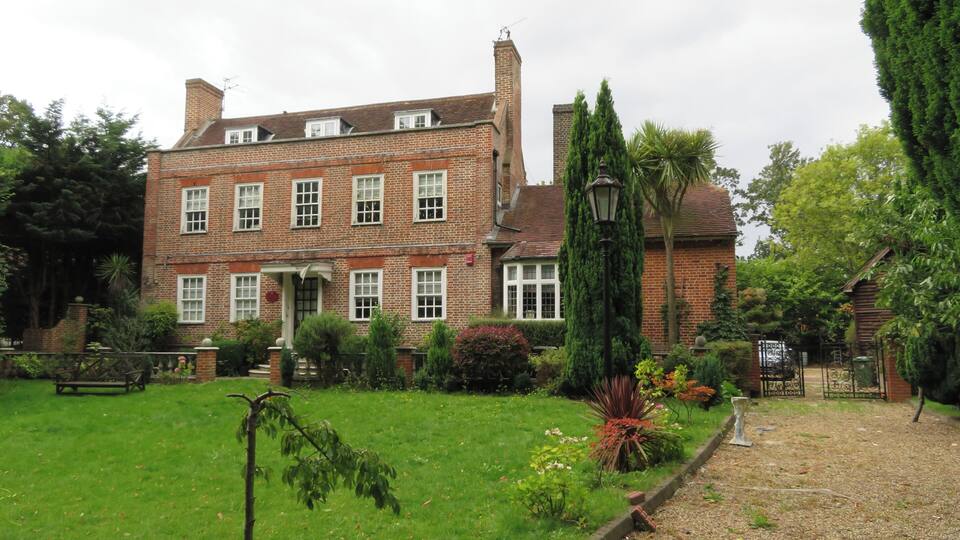 Wandle Bank Wikidata has entry Q26318705 with data related to this item.