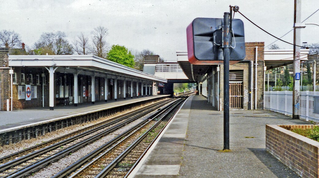 Hornchurch station. View eastward, towards Upminster: LT Underground District Line, also Southend and Shoeburyness on the ex-LT&S line from Fenchurch Street. The LT&S lines pass on the right and since 12/6/61 have had no platforms here.