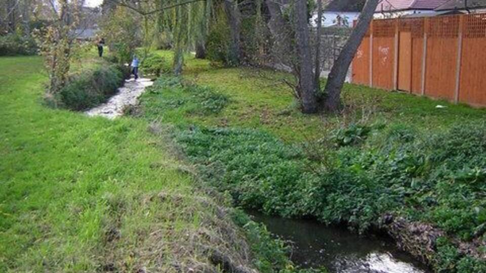 The River Shuttle looking towards Albany Road Looking upstream to where electricity power lines cross the river. The Shuttle Riverway follows the river.