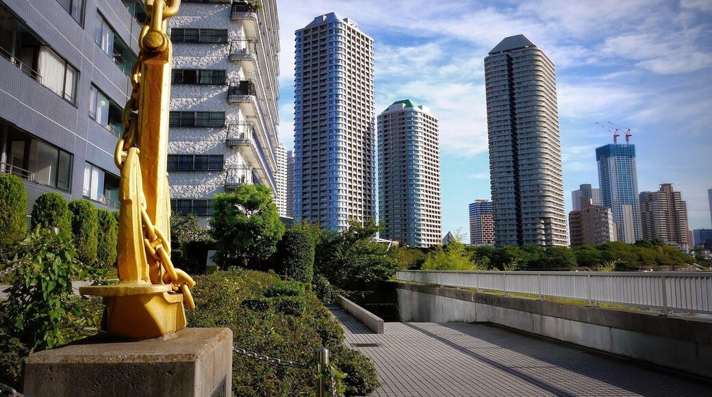 Anker und Hochhäuser an der Uferpromenade in Nihombashi in Tokio