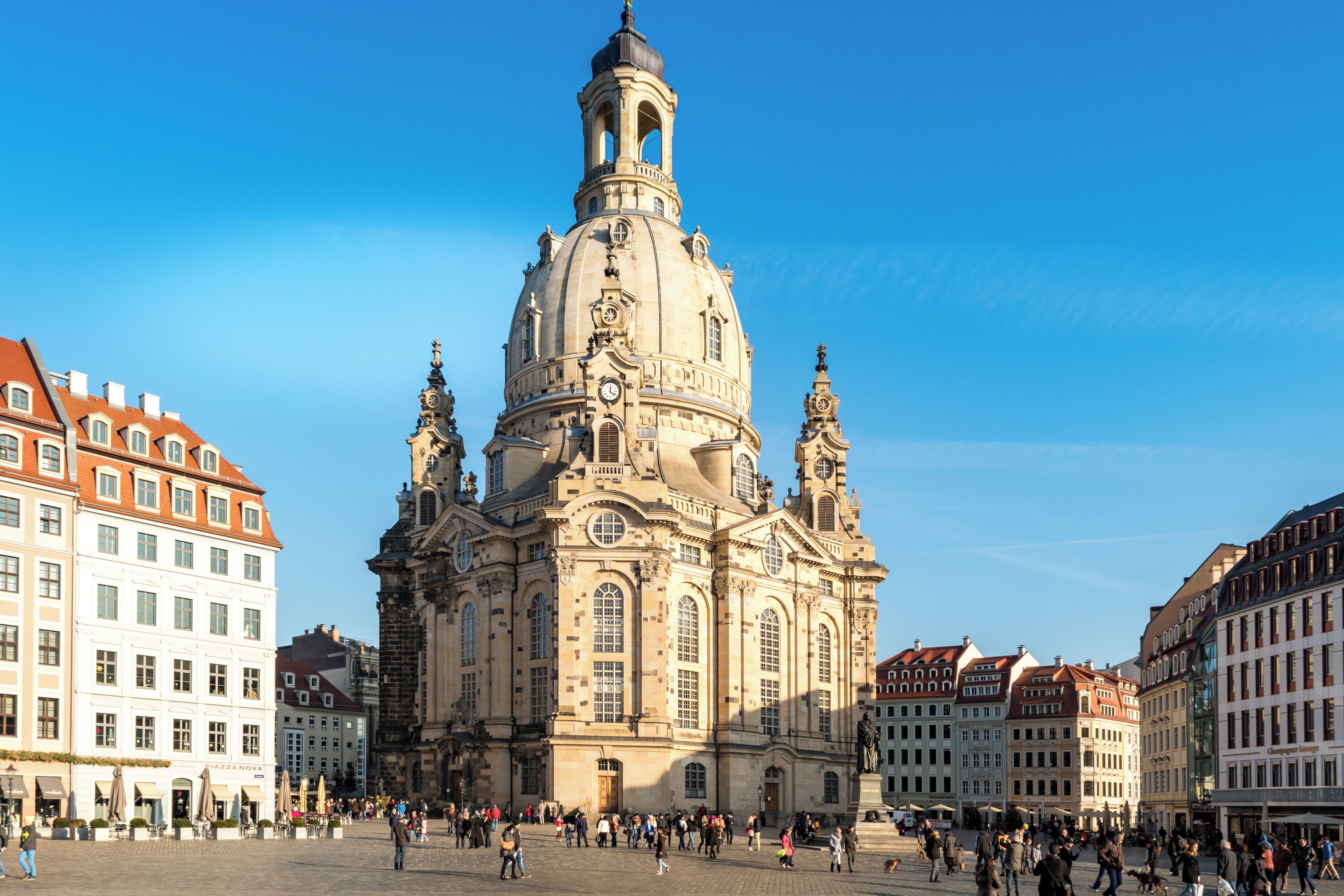 Die Frauenkirche in Dresden ist eine Kirche des Barocks und der prägende Monumentalbau des Dresdner Neumarkts. Dresdner Frauenkirche