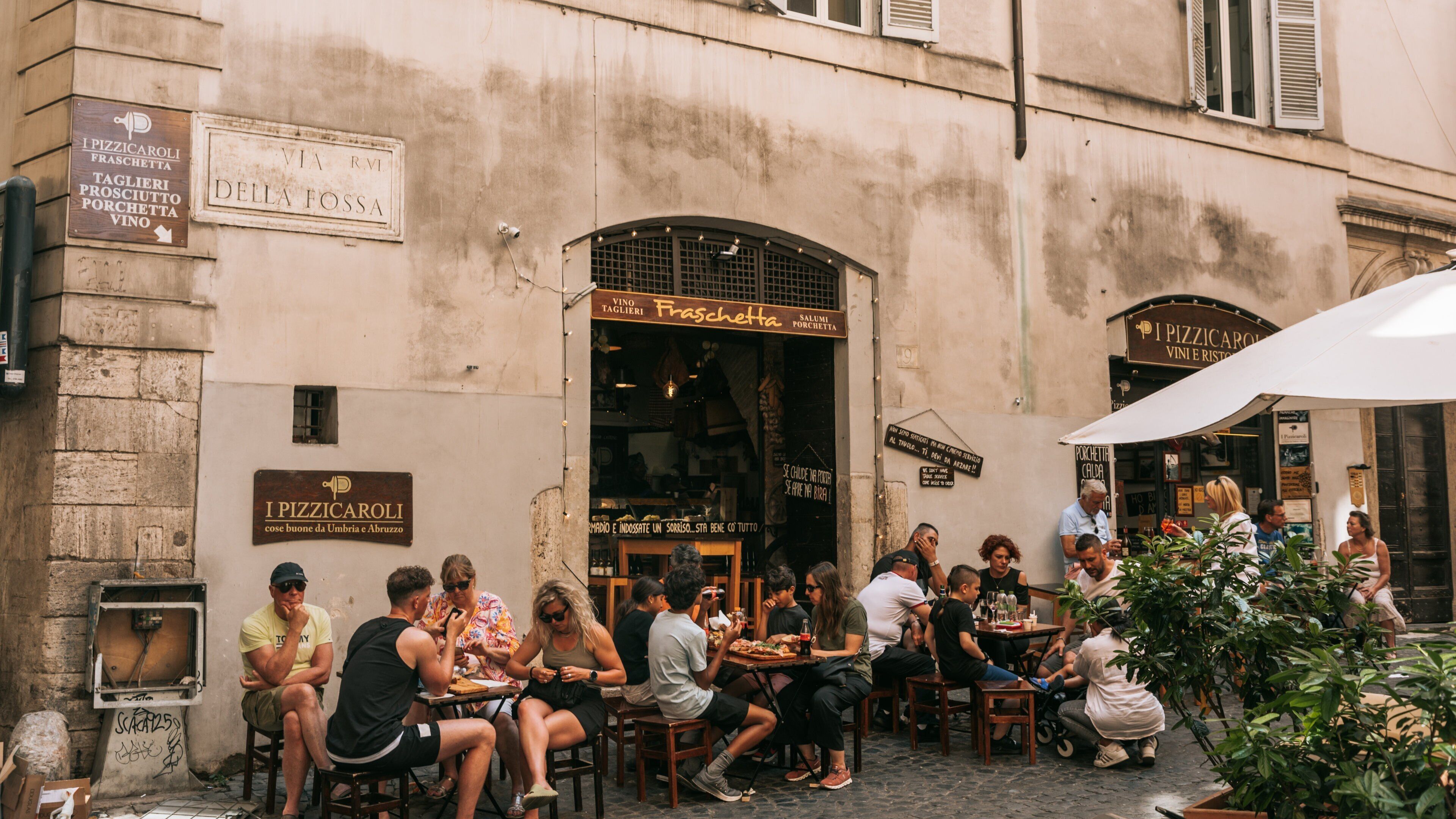 Parione showing outdoor eating and street scenes