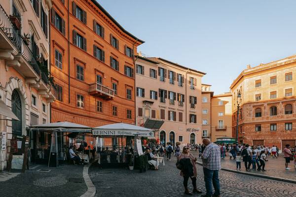 Parione featuring a city and street scenes