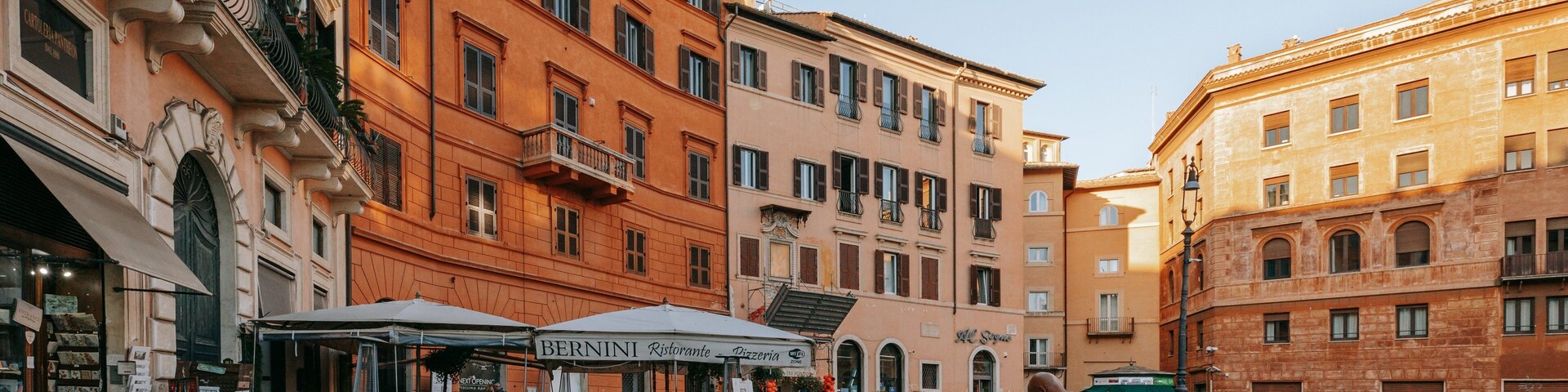 Parione featuring a city and street scenes