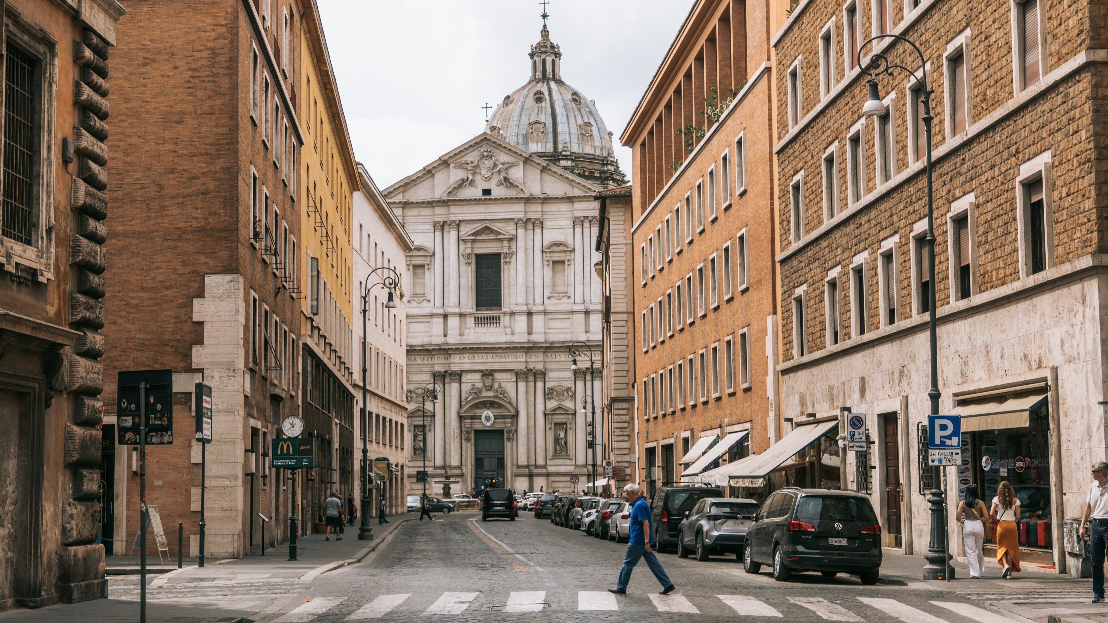 Parione which includes street scenes, a city and heritage architecture