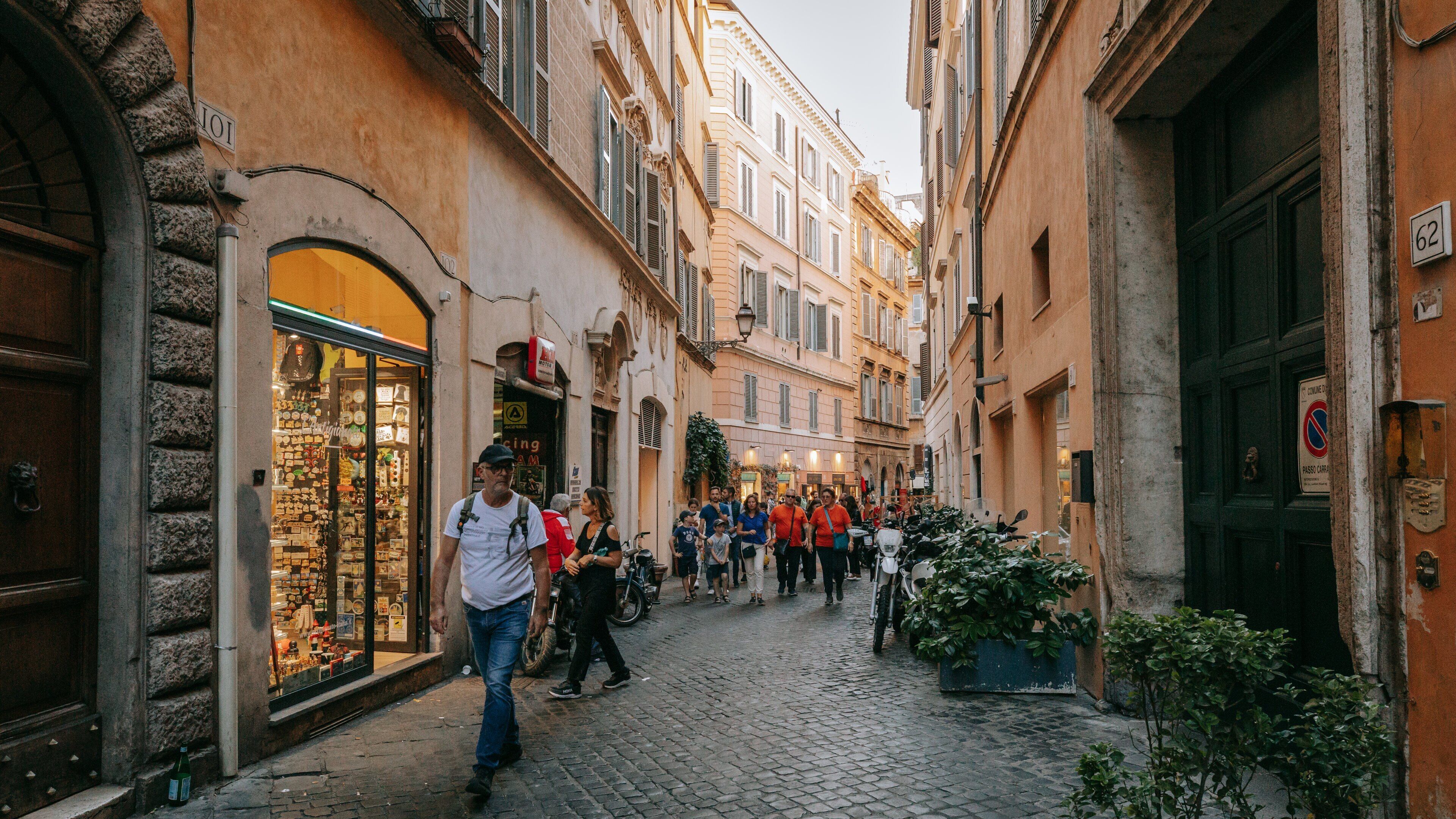 Parione featuring a city and street scenes