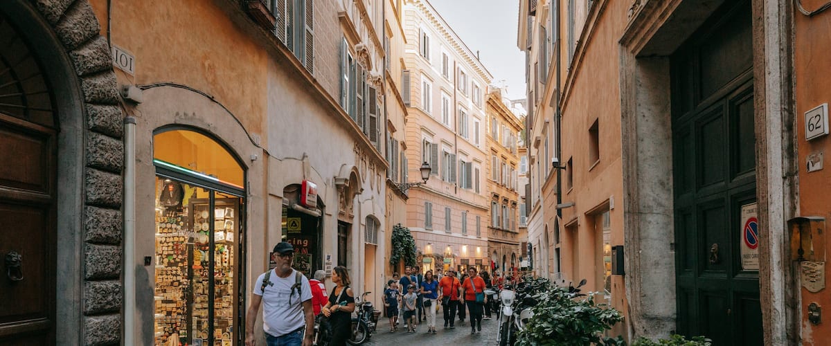 Parione featuring a city and street scenes