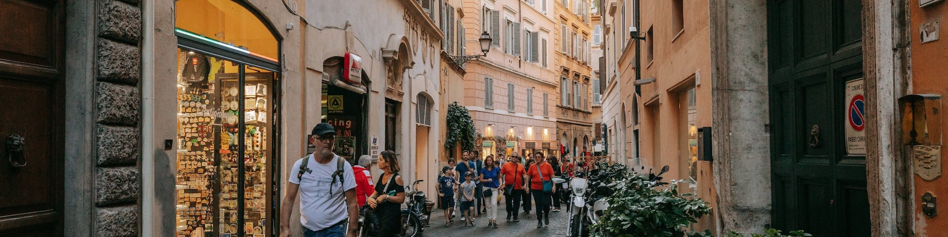 Parione featuring a city and street scenes