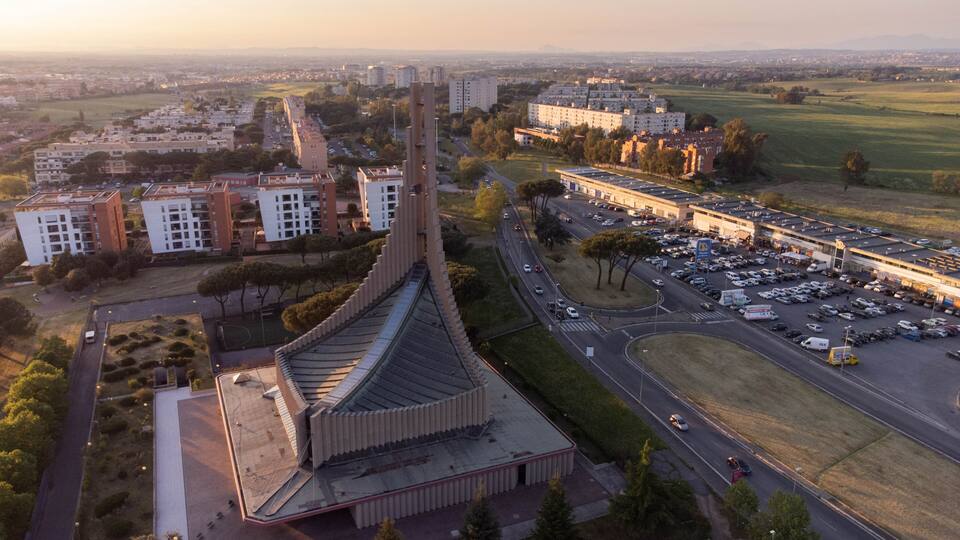Vista aerea della chiesa del quartiere Tor Bella Monaca, considerato uno dei più difficili della città di Roma.