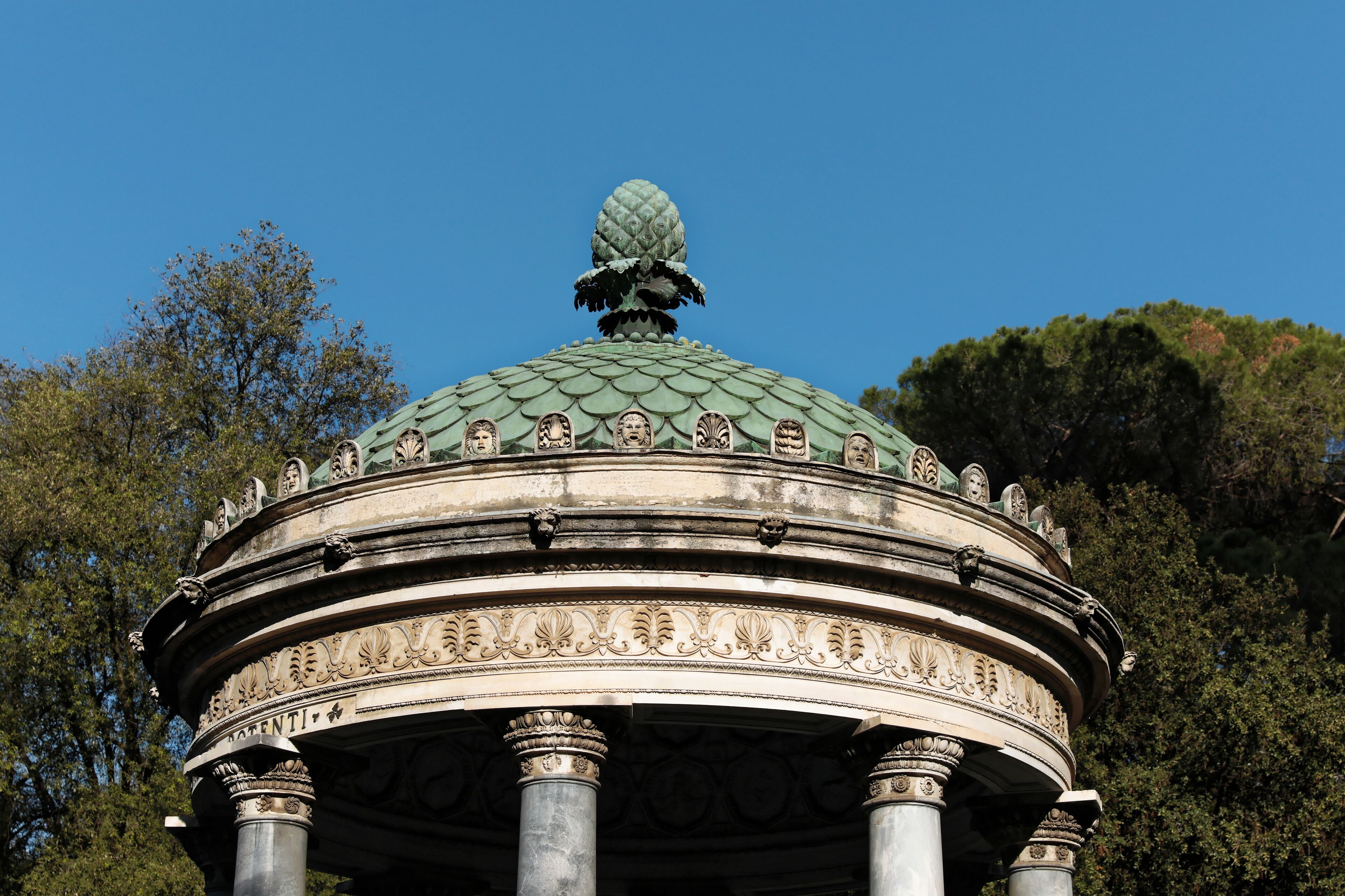 Park, Bauten und Statuen im Aussenbereich der Villa Borghese