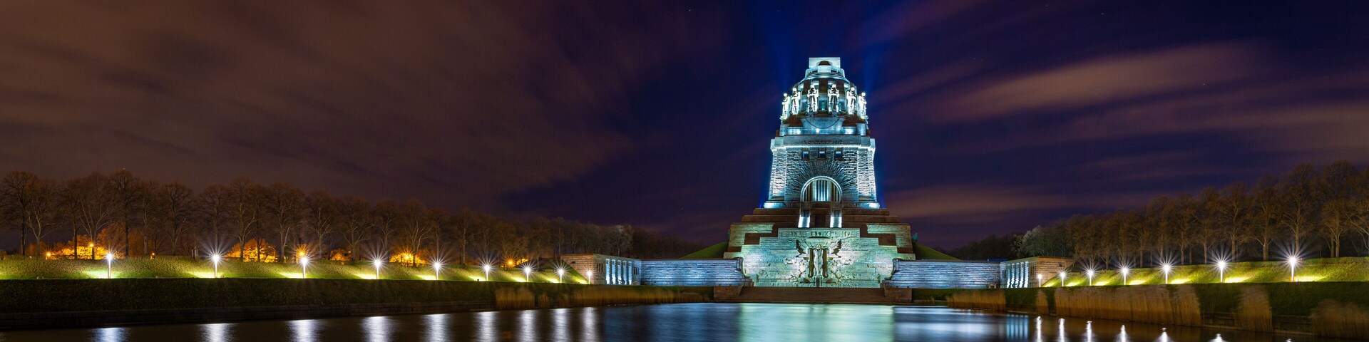 Völkerschlachtdenkmal in Leipzig bei Nacht - Panorama