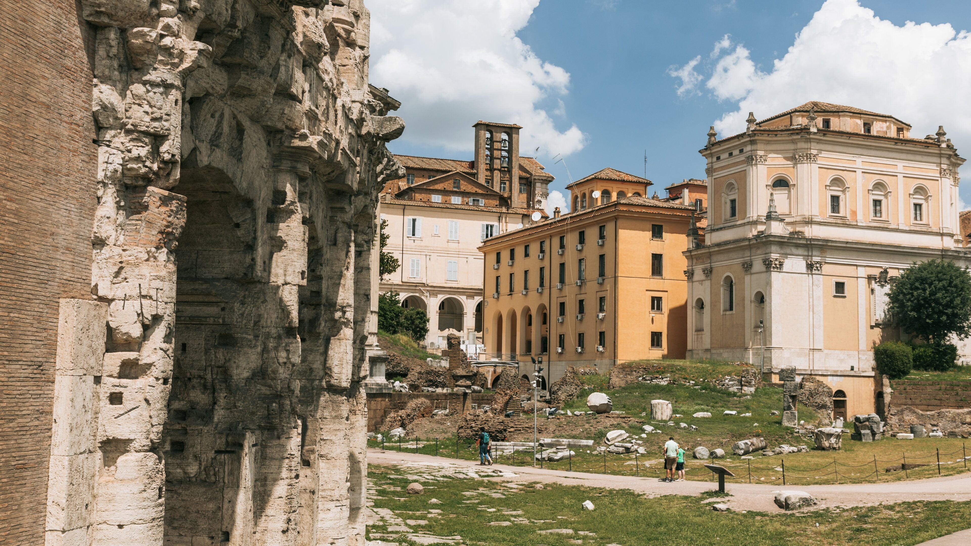 Sant\'Angelo showing a ruin and heritage elements