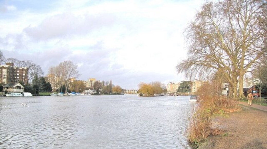 Pleasant Walk along the Thames