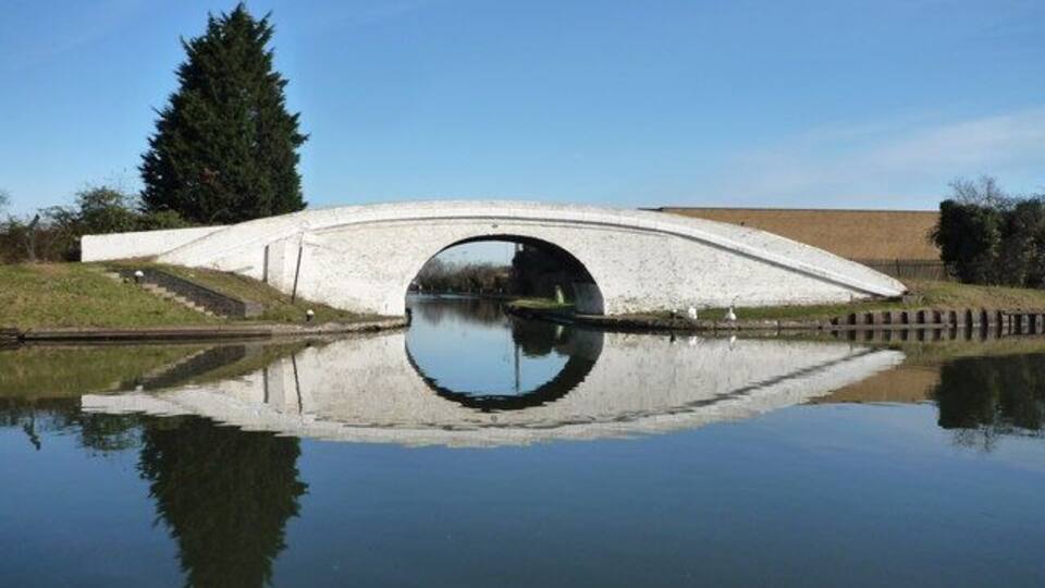 Bulls Bridge, Grand Union Canal Bulls Bridge (built 1801) spans the entrance to the Paddington Arm linking Paddington to Uxbridge. It was begun in 1801 and was joined to the main canal at Bulls Bridge in 1805.