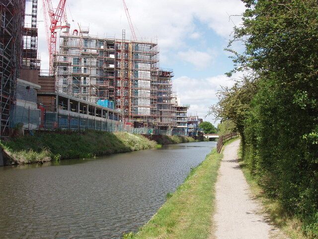 Building flats by the canal at Hayes The site off Station Road and by the Grand Union Canal was a factory. Visible along the canal is Bridge 200, Station Road.