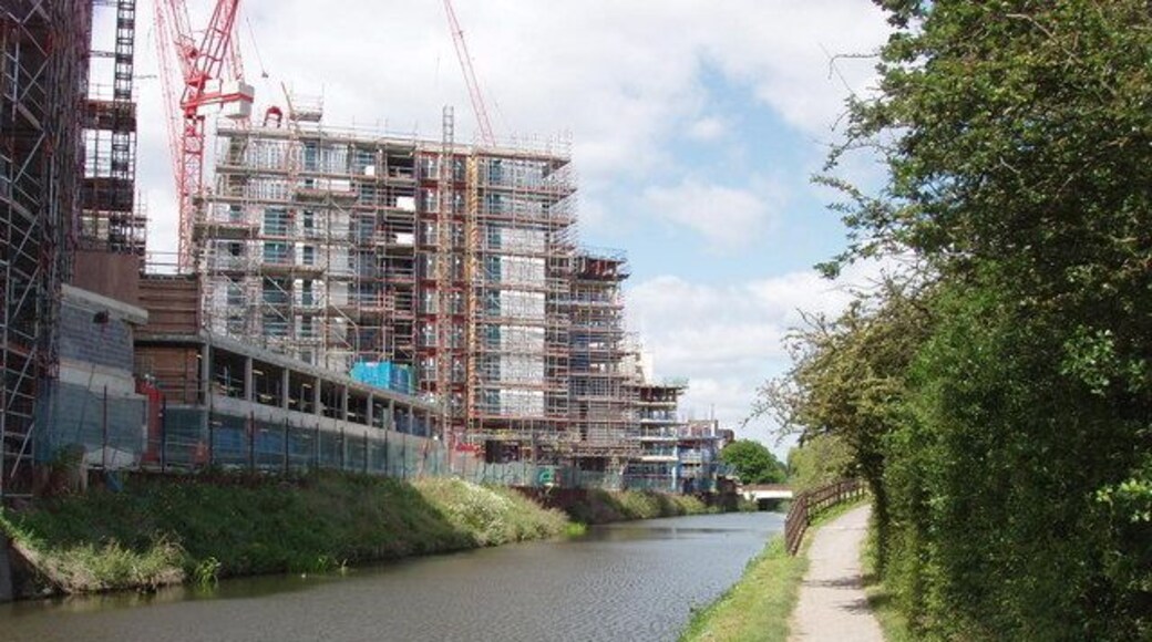 Building flats by the canal at Hayes The site off Station Road and by the Grand Union Canal was a factory. Visible along the canal is Bridge 200, Station Road.
