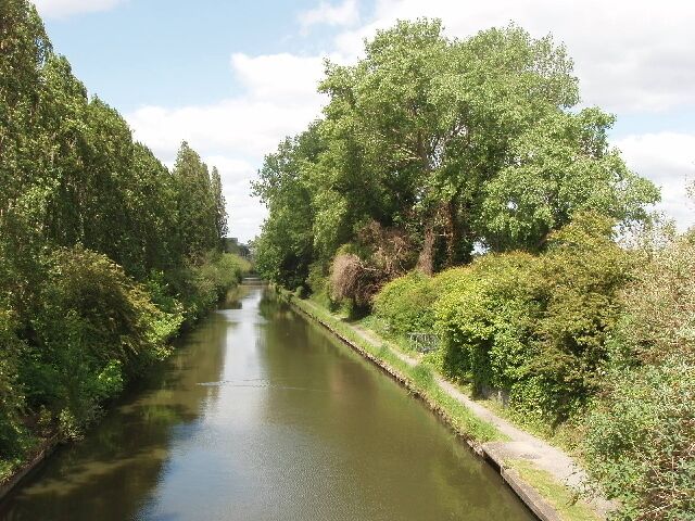 Grand Union Canal west of bridge 199 Warnford Industrial Estate is hidden behind the trees on the left.